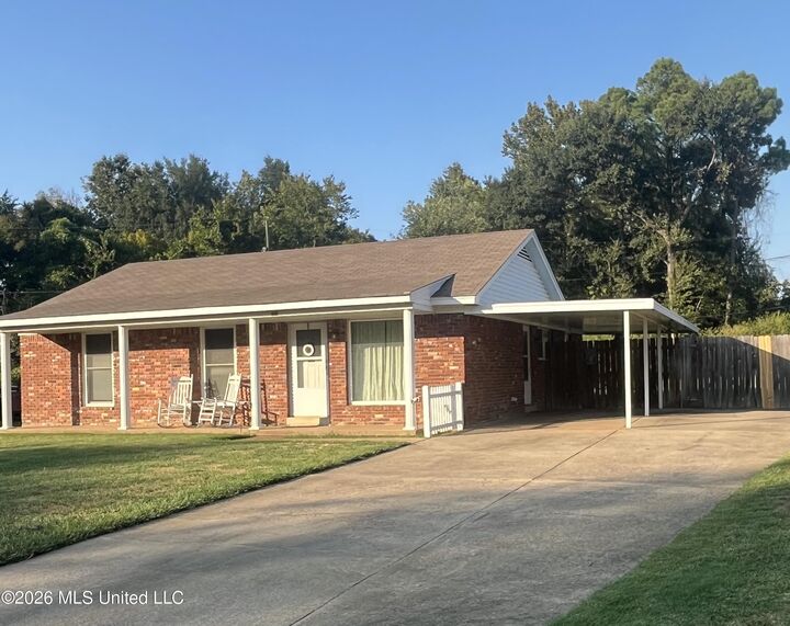 Property Photo: 1976 N Cresthill MS 38671