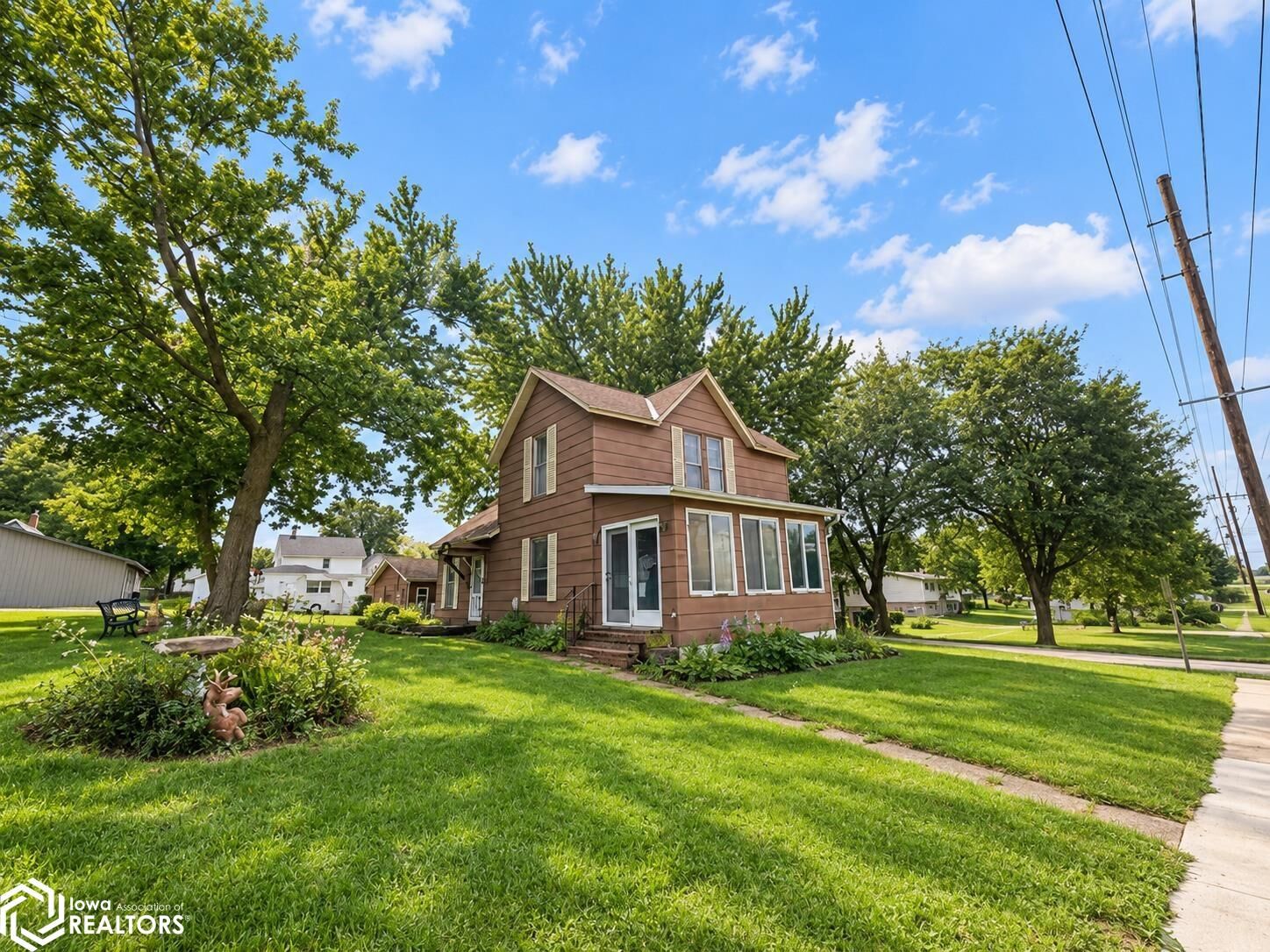 Property Photo:  916 Center Street  IA 52211 