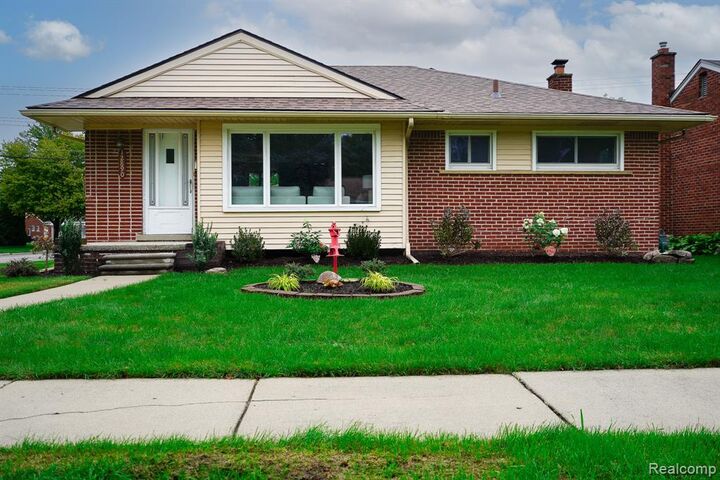 Property Photo:  12890 Hemingway  MI 48239 4602 
