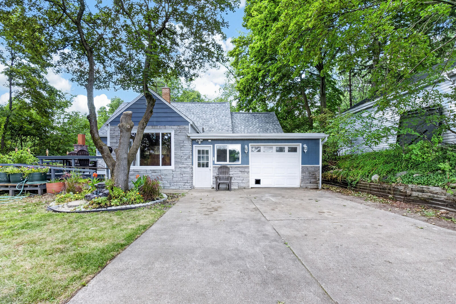 Property Photo:  1202 Pinehurst Boulevard  MI 49006 