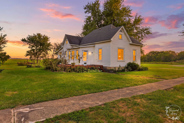 Property Photo:  104 E Cleveland Street  IL 60929 