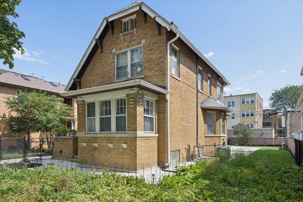 Property Photo: 4821 N Harding Avenue IL 60625