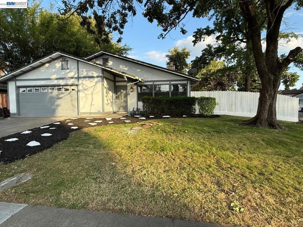 Property Photo:  1450 Oak Nob Way  CA 95833-1617 