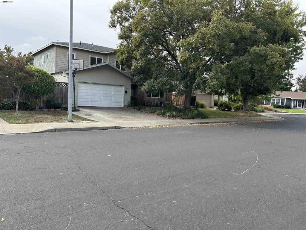 Property Photo: 649 Jade Pl CA 94550