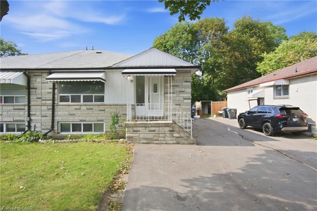 Property Photo: 14 Avondale Boulevard ON L6T 1H3