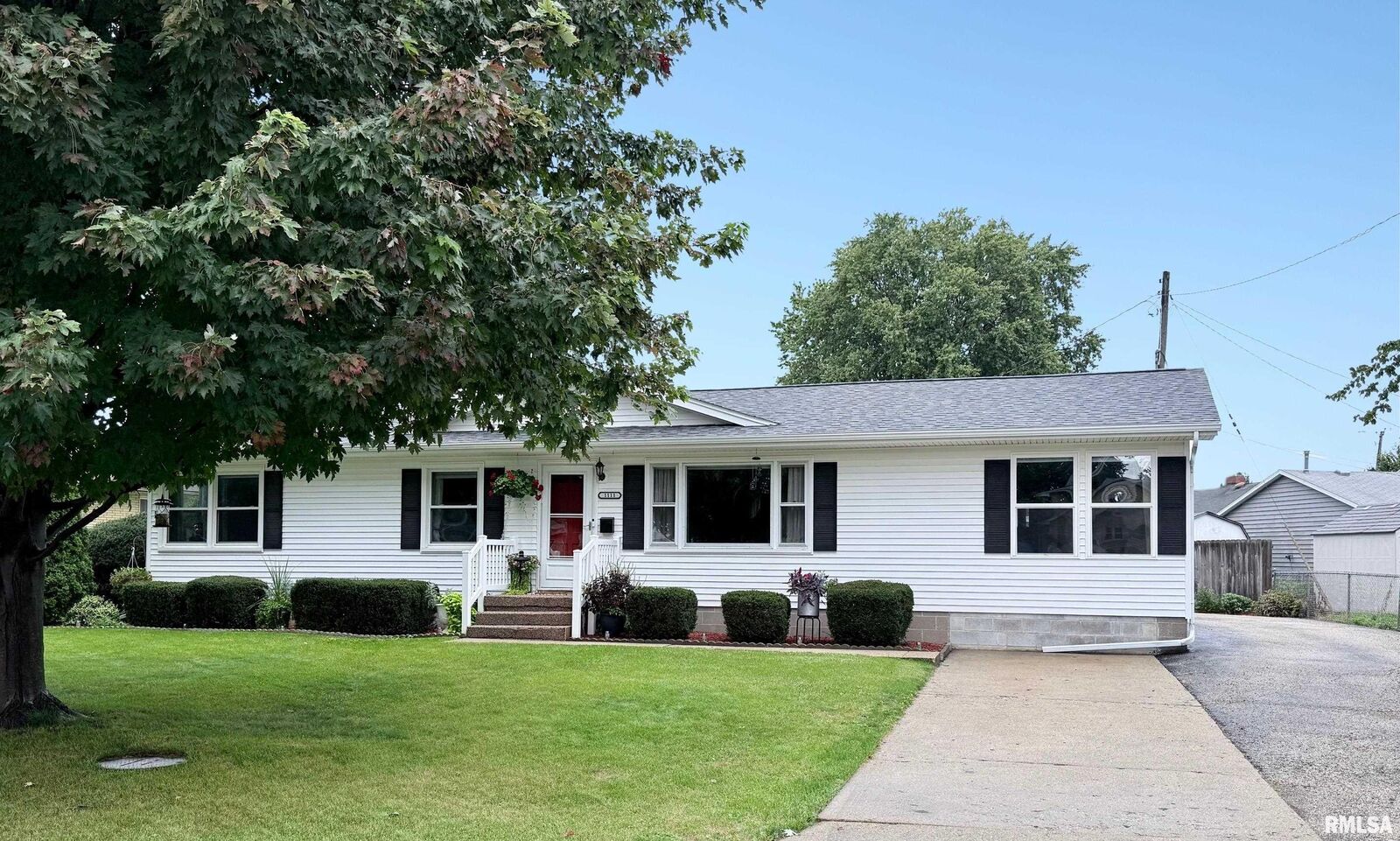 Property Photo: 1111 Parkview Road IL 61401