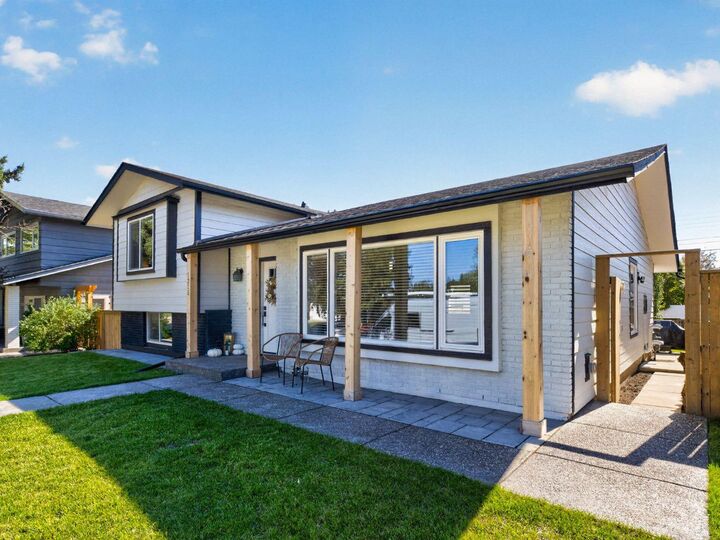 Property Photo:  1215 Lake Twintree Drive SE  AB T2J 2W9 