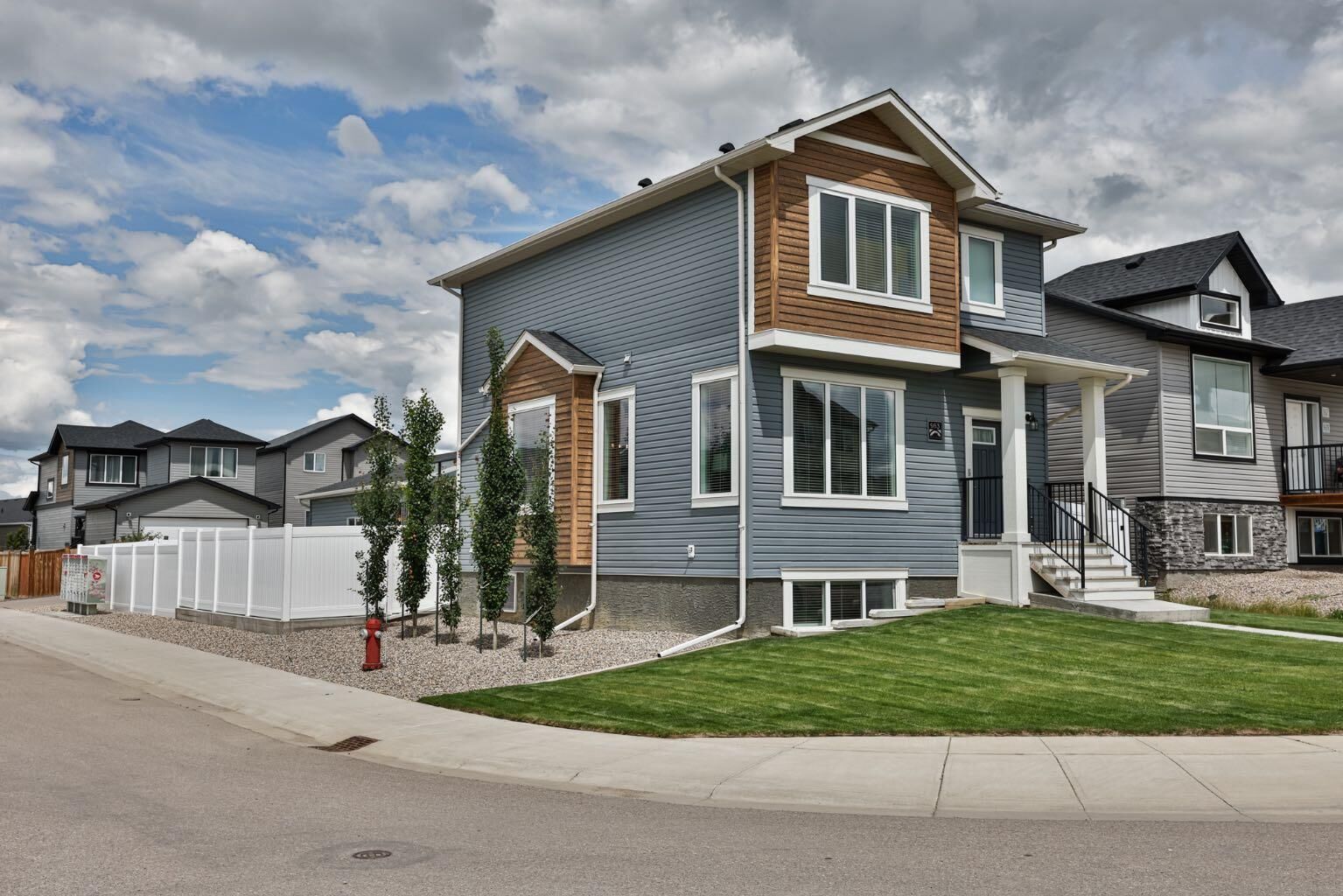 Property Photo:  963 40 Avenue N  AB T1H 7G9 