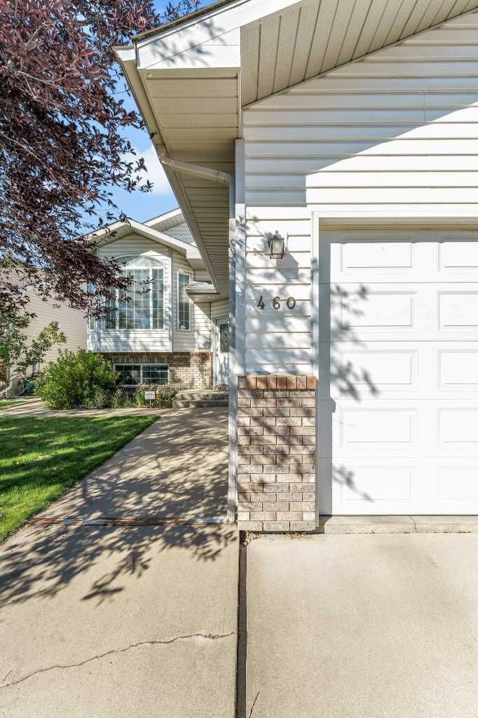 Property Photo:  460 Spruce Way SE  AB T1B 4L5 