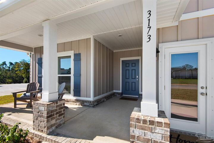 Property Photo:  2715 Grayson Dr  FL 32533 