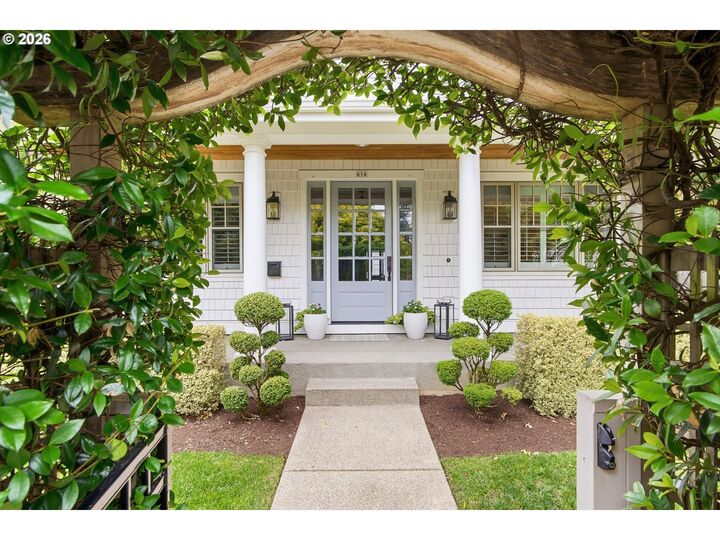 Property Photo:  616 4th St  OR 97034 