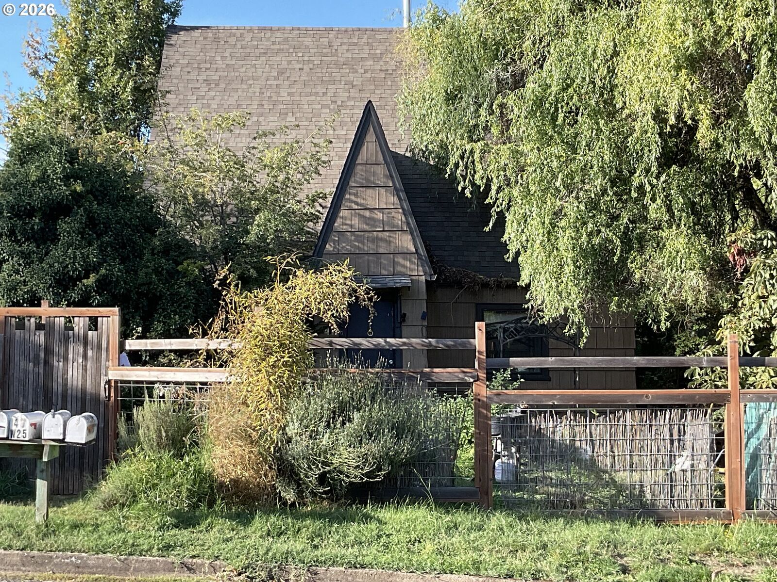 Property Photo: 47 W 25th Ave Ave OR 97405
