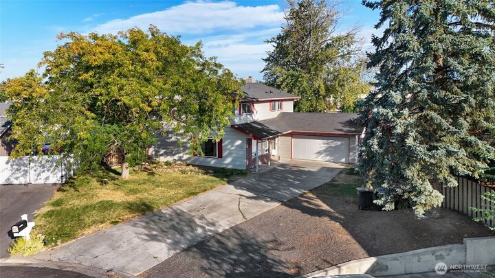 Property Photo:  1141 E Hill Place  WA 98837 