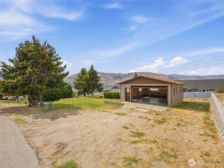 Property Photo:  830 S Nancy Avenue  WA 98802 