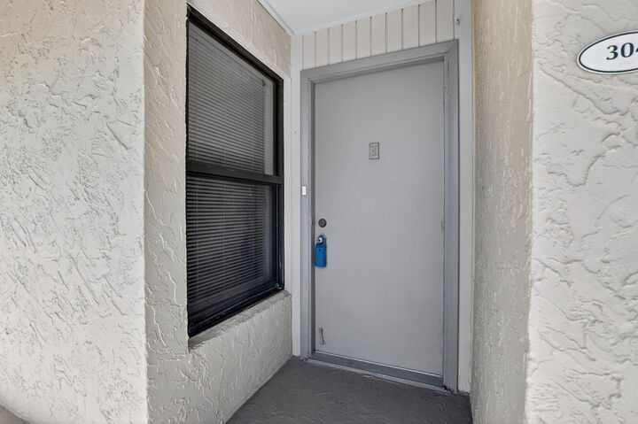 Property Photo: 11 Royal Palm Way 3040 FL 33432