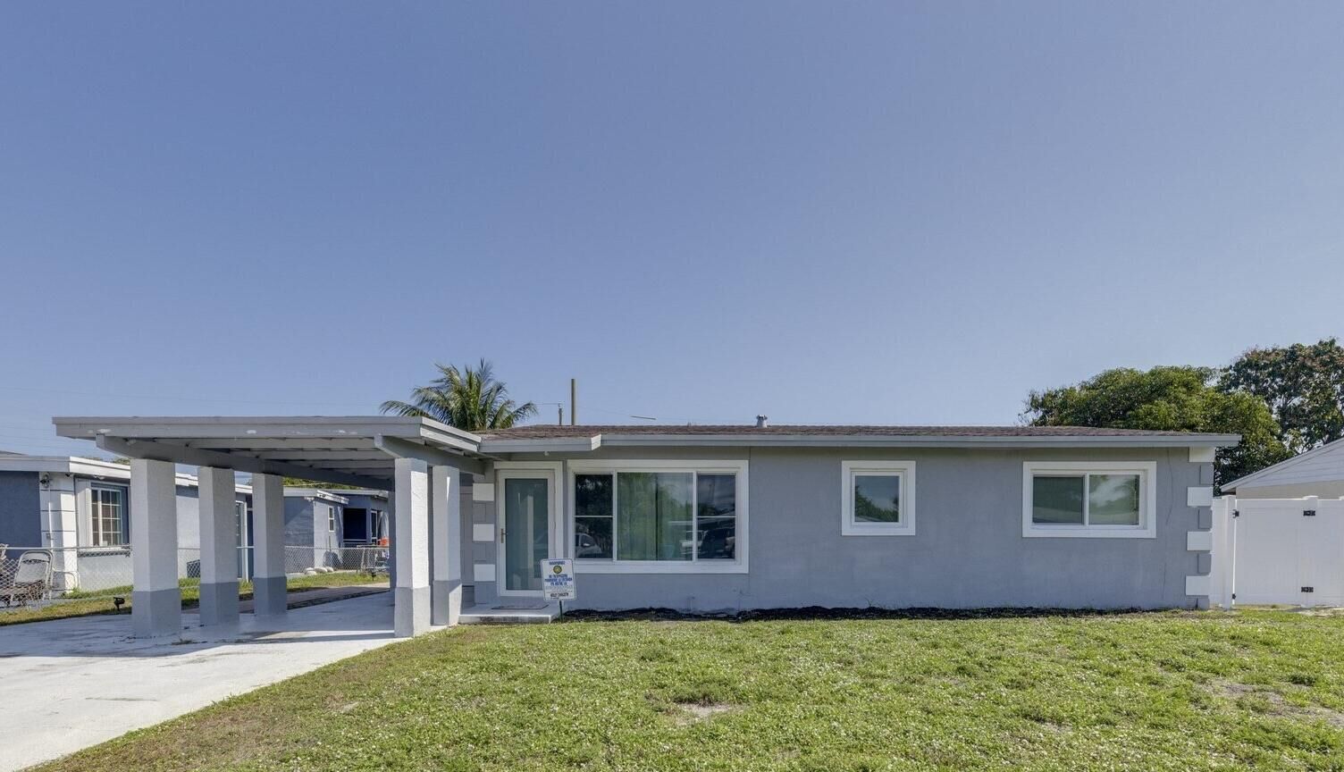 Property Photo:  1526 NE 1st Court  FL 33435 