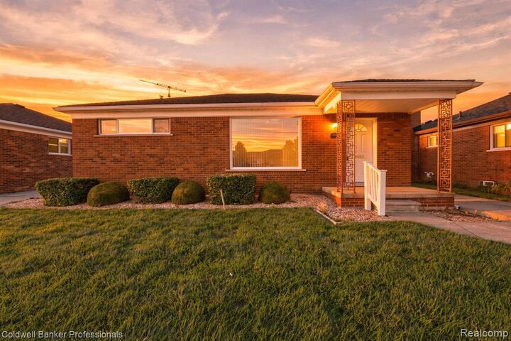 Property Photo:  23131 Playview Street  MI 48082 