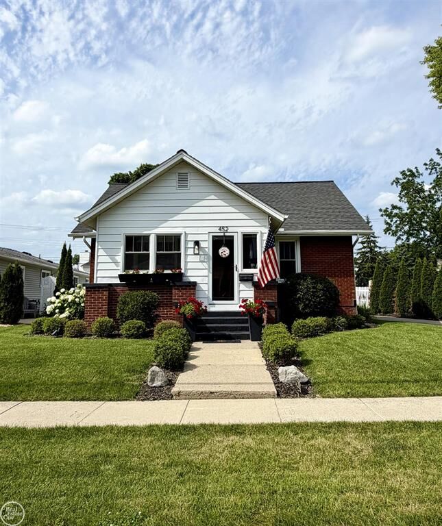 Property Photo:  452 Maple Street  MI 48170 