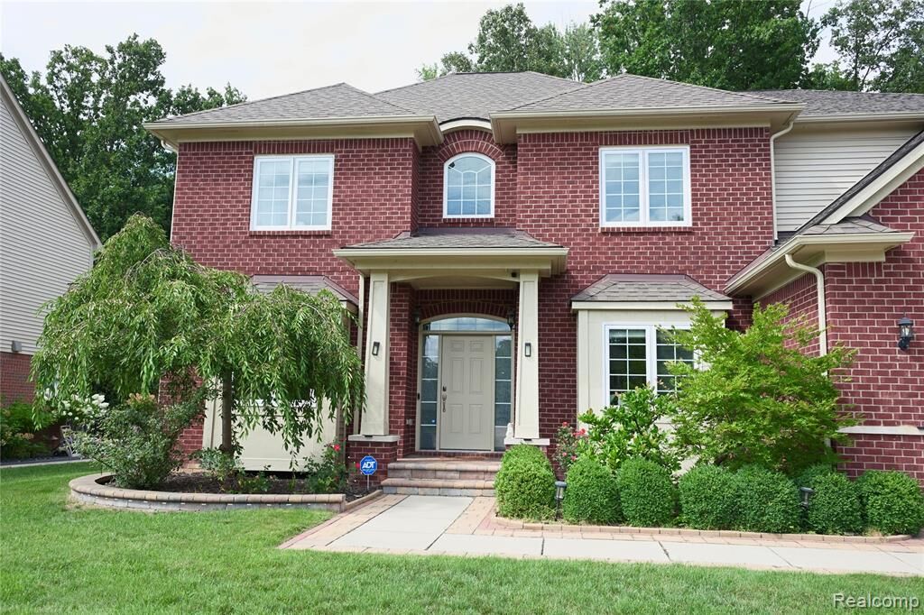 Property Photo:  1713 Maplewood Court  MI 48085 