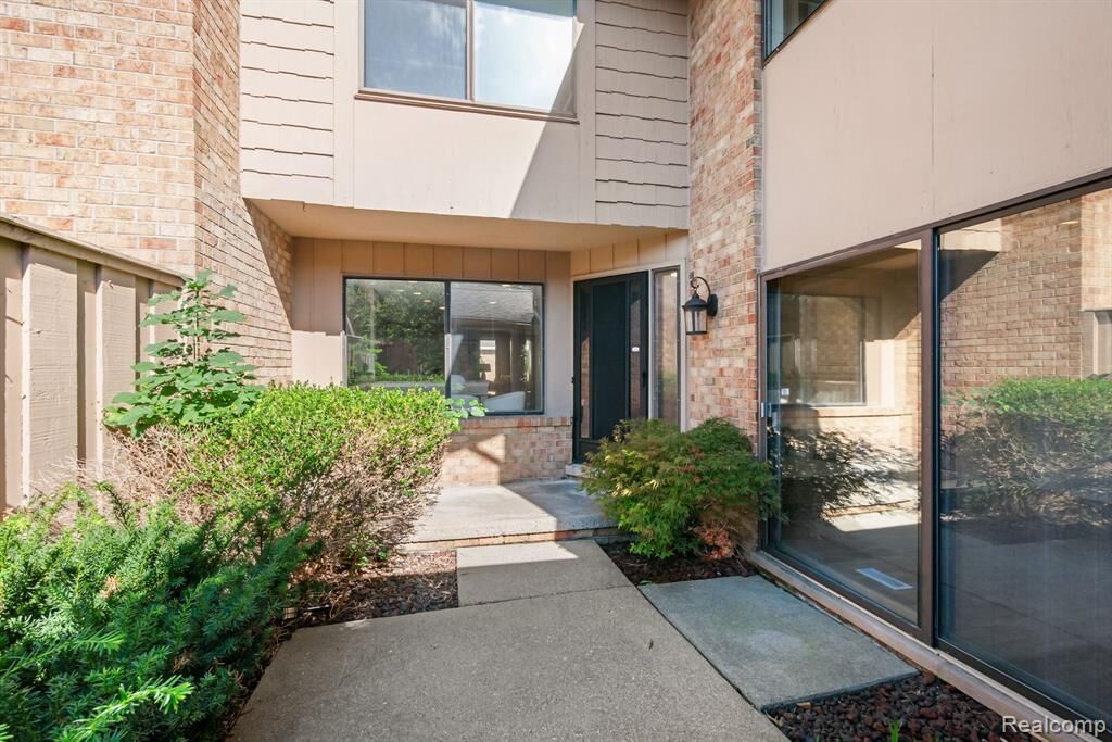 Property Photo: 7137 Pebble Park Drive MI 48322
