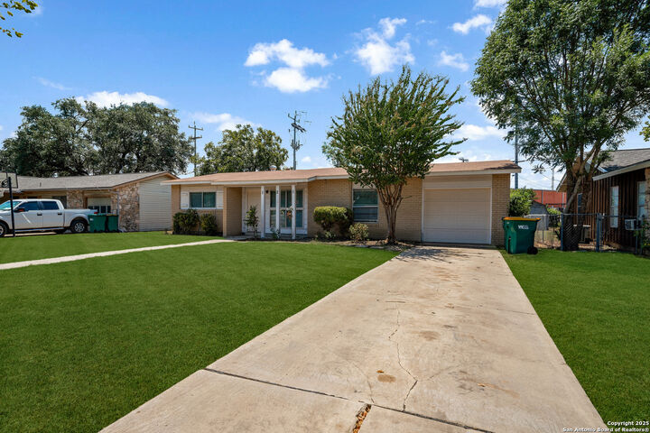 Property Photo: 121 Rosewood Dr TX 78148