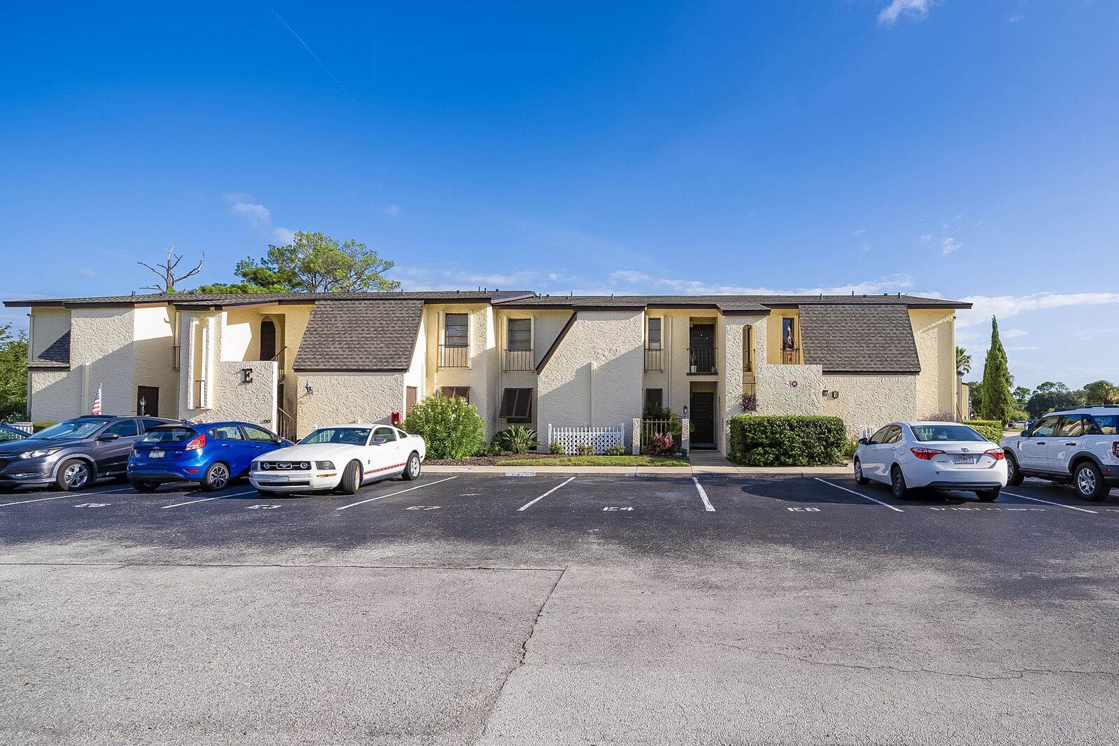 Property Photo: 600 Domenico Cir E4 FL 32086