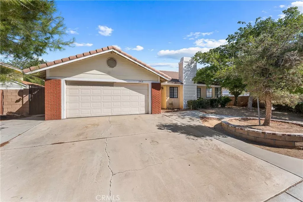 Property Photo: 2427 Oakcrest CA 93550