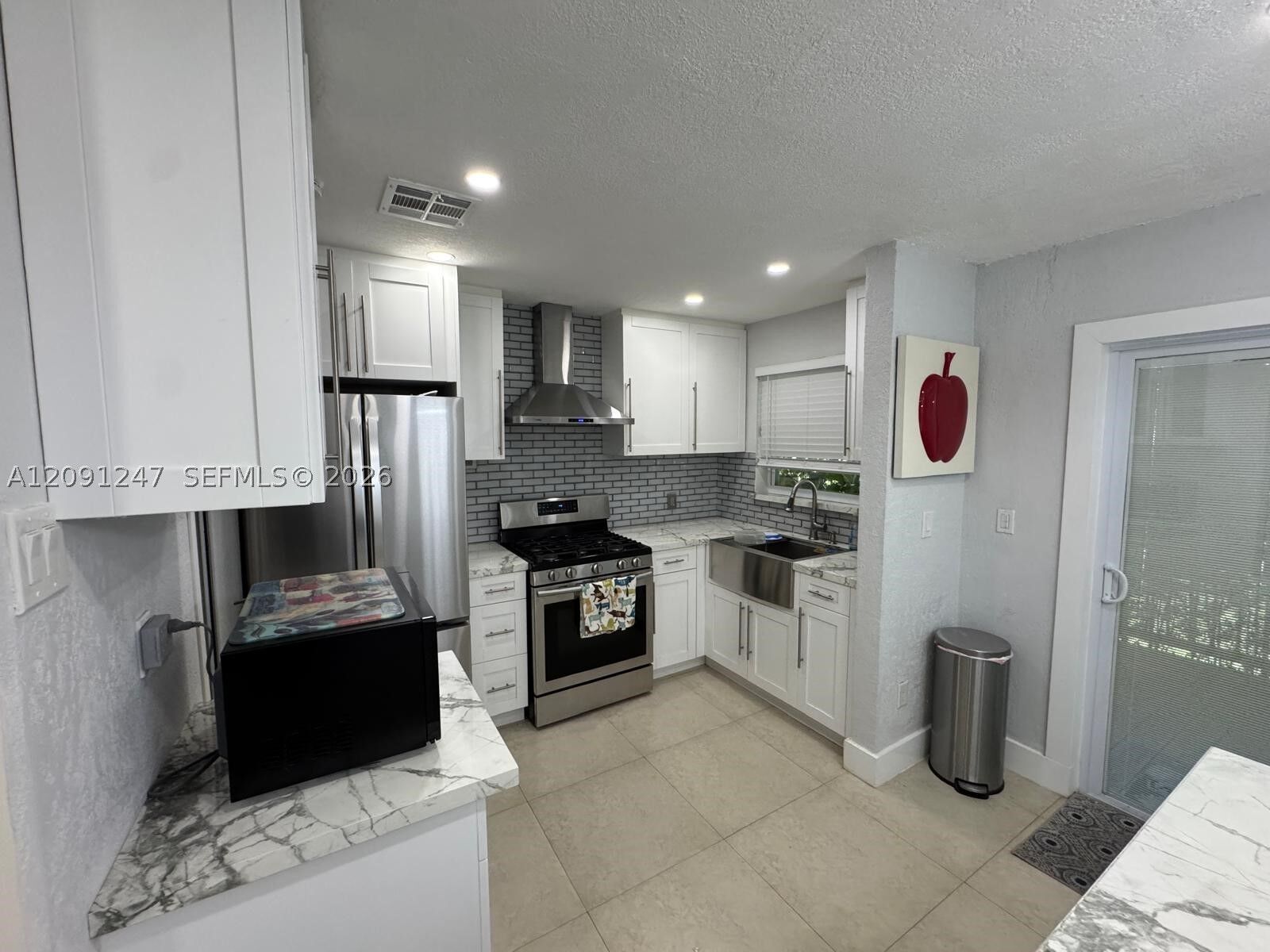Property Photo: 1305 W 53rd St 102 FL 33012