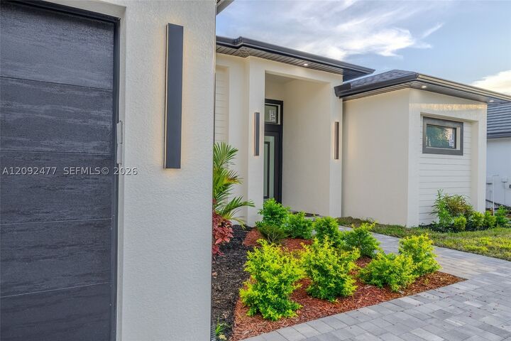 Property Photo: 920 SE 5th Terr FL 33990