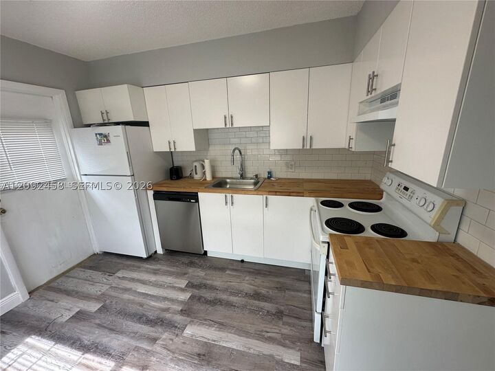 Property Photo:  3739 SE 15 St 1  FL 33004 