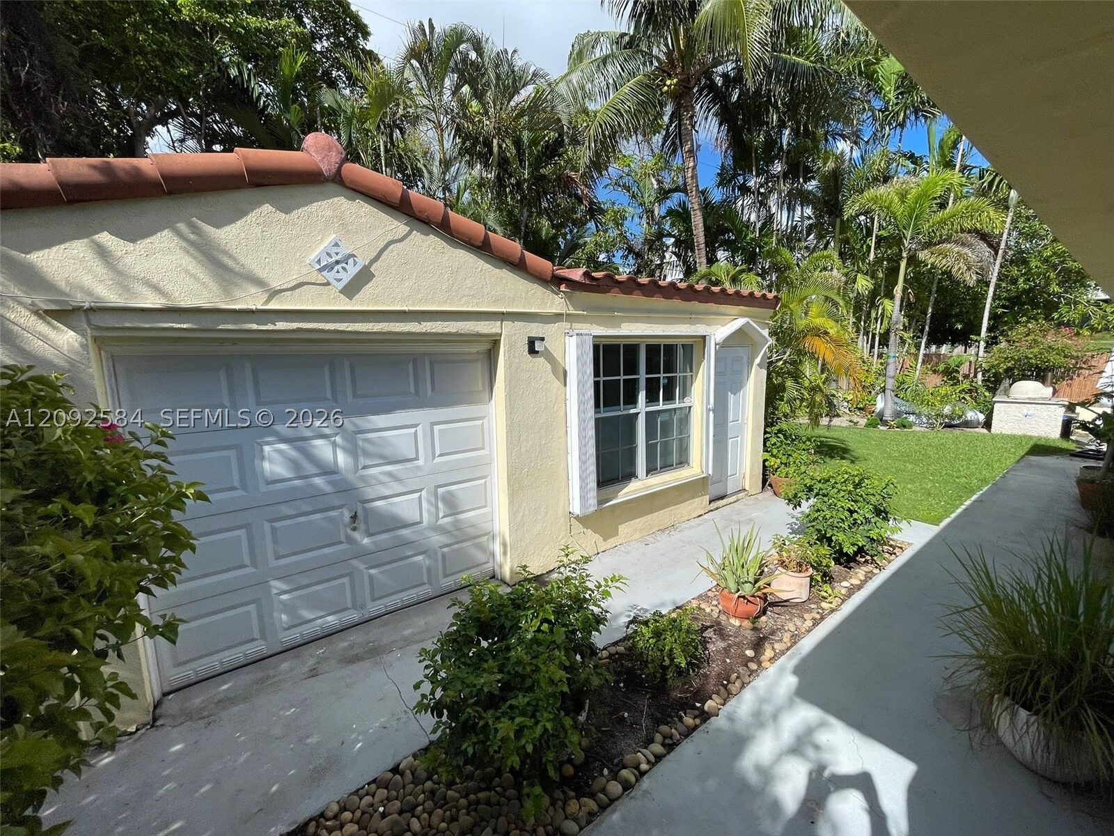 Property Photo: 1018 W 47th St 1 FL 33140