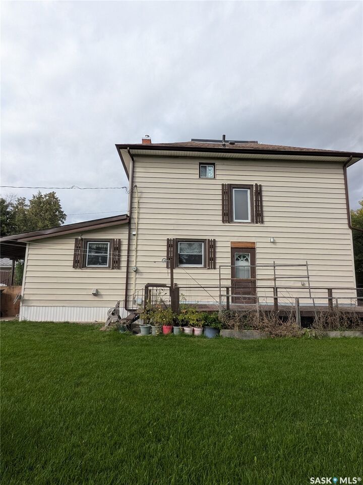 Property Photo:  337 9th Street E  SK S6V 0X9 