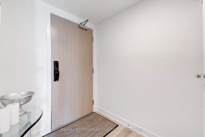 Property Photo:  370 Martha Street 1707  ON L7R 0G9 