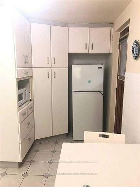 Property Photo:  44 Bellevue Avenue Bsmt  ON M5T 2M4 