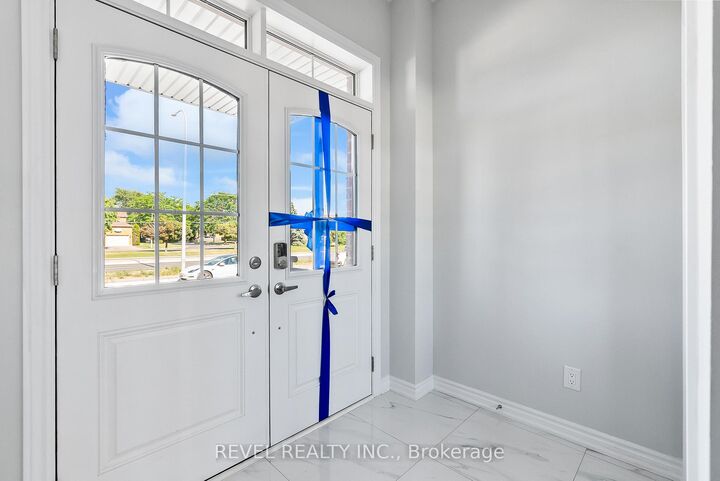Property Photo:  14 Paradise Way  ON L1R 0R7 