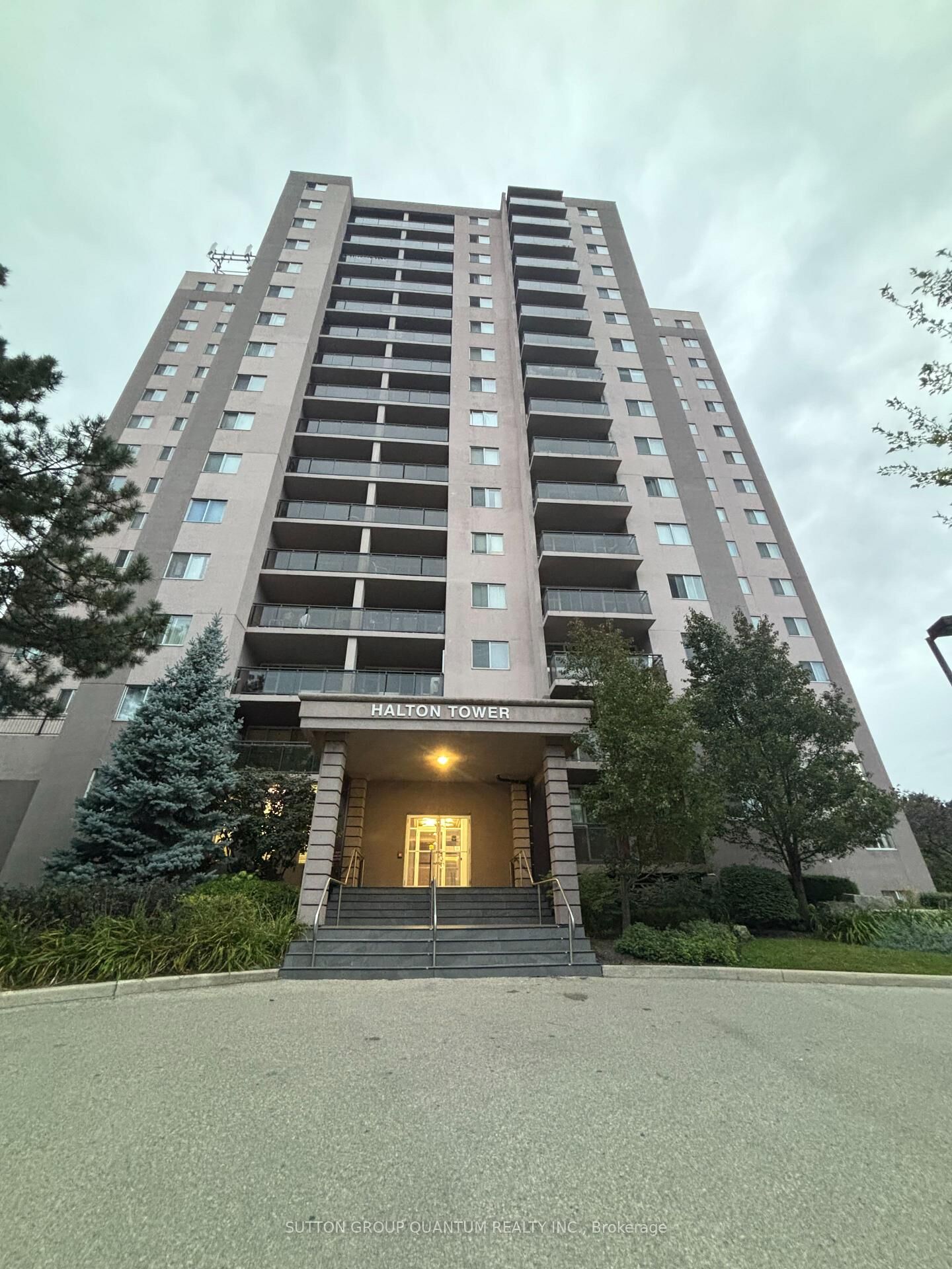 Property Photo:  975 Warwick Court 1210  ON L7T 3Z7 