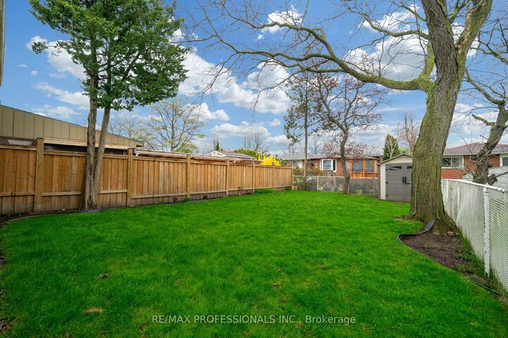 Property Photo:  1877 Silverberry Crescent  ON L5J 1C8 