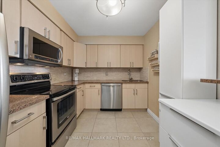 Property Photo:  81 Townsgate Drive 512  ON L4J 8E6 