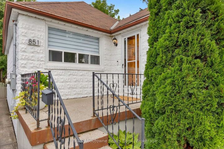 Property Photo:  851 Fourth Street  ON L5E 1J7 