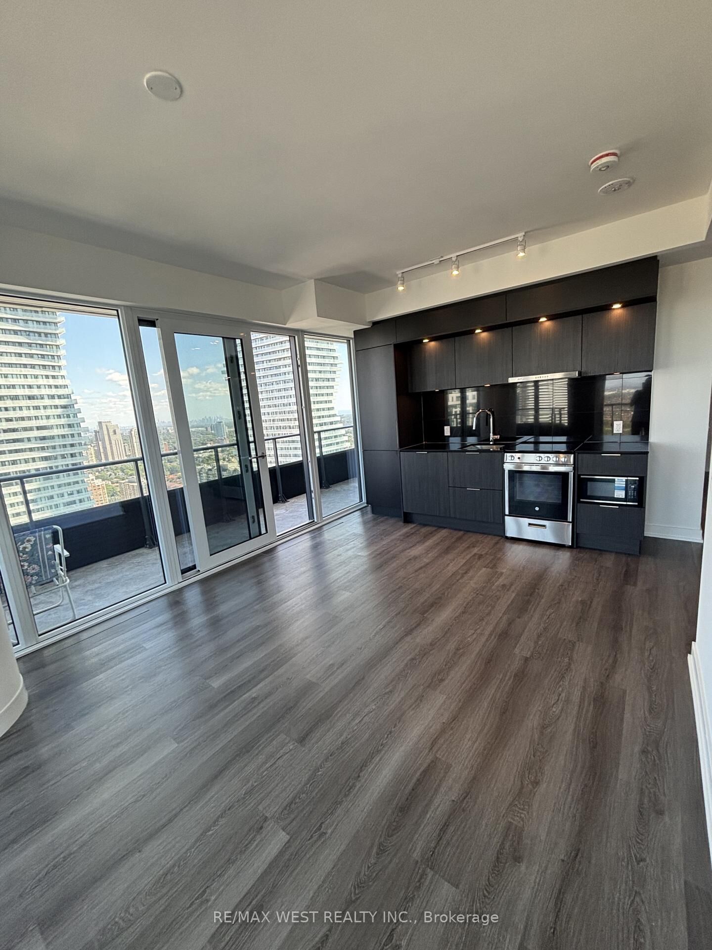 Property Photo:  448 Burnhamthorpe Road 3305  ON L5B 0R4 