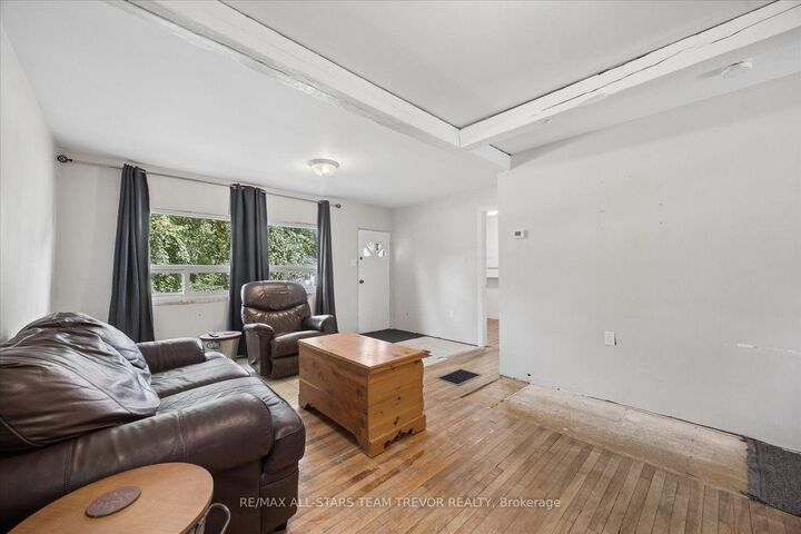 Property Photo:  215 Elm Avenue  ON L4P 2V2 