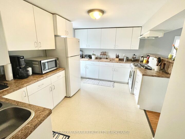 Property Photo:  215 McAlpine Avenue S Upper  ON L3B 1T8 