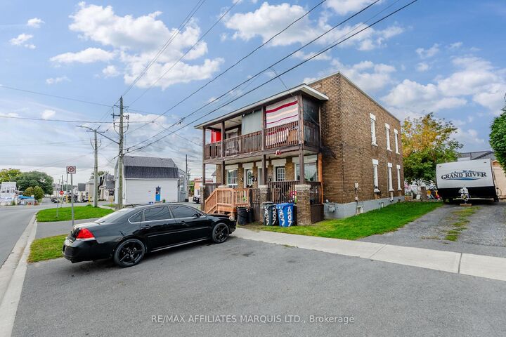 Property Photo:  207 Alice Street  ON K6H 4R8 