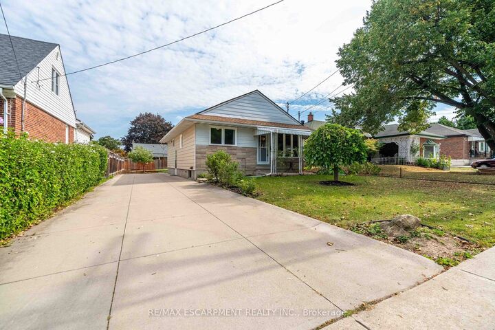 Property Photo:  215 Rosedale Avenue  ON L8K 4N6 