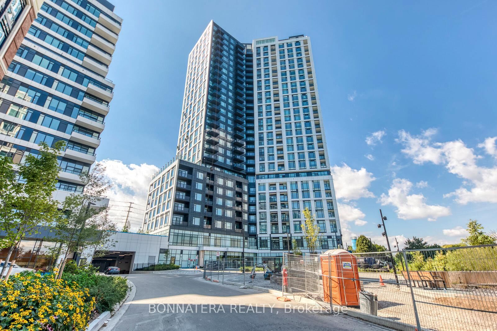 Property Photo:  2495 Eglinton Avenue W 1810  ON L5M 2T2 
