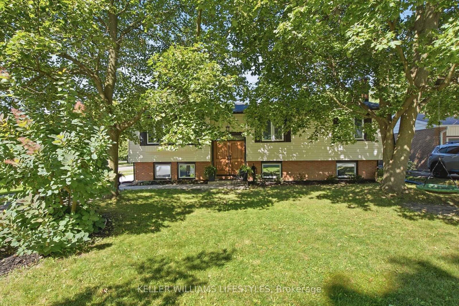 Property Photo:  1 Queen Anne Circle  ON N6H 4B6 
