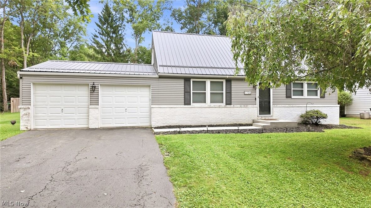 Property Photo:  7794 Castle Rock  OH 44484 