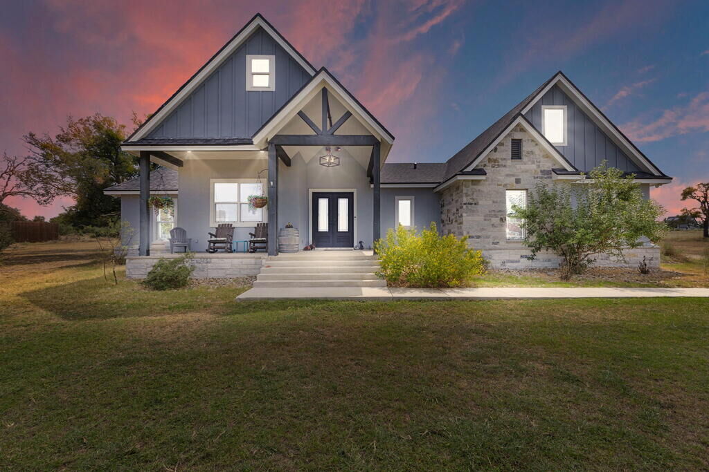 Property Photo: 803 Comanche Ridge TX 78663