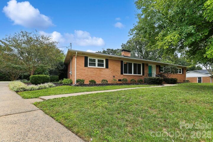 Property Photo:  122 Chanticleer Court  NC 28214 