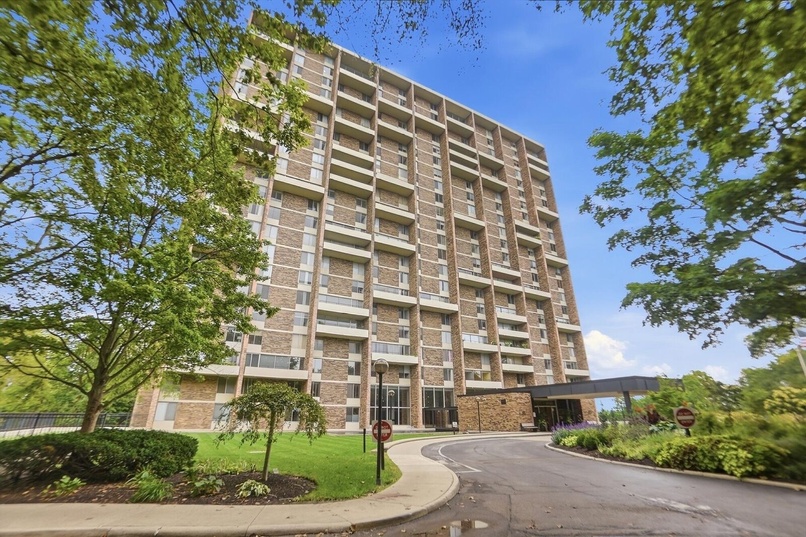 Property Photo:  1000 Urlin Avenue  OH 43212 